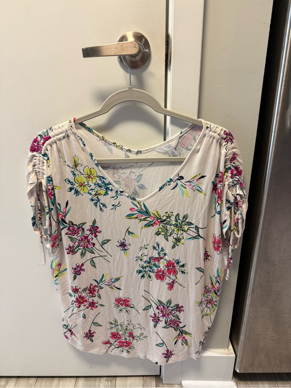 Time and Tru White Floral V-Neck Short Sleeve Top with Ruched Shoulders